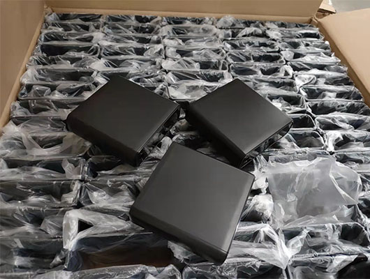 Paquete de pieza de moldeo por inyecci&oacute;n negra