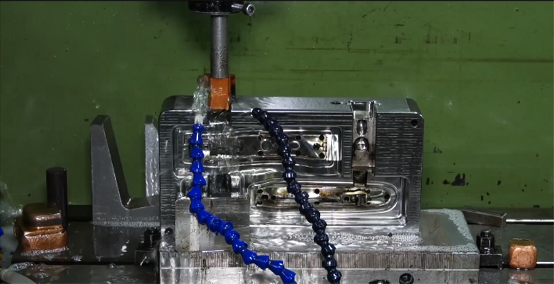 Procesamiento de moldeo por inyecci&oacute;n de pl&aacute;stico